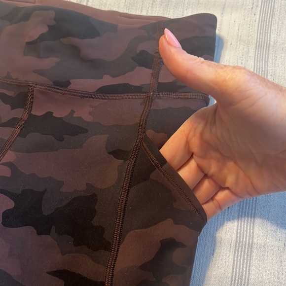 EUC Lululemon 10” cammo Align biker shorts - Picture 4 of 4